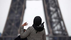 Austria passes headscarf ban for under-14s