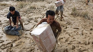 Indonesia flood deaths rise over 900