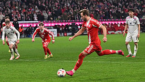 Late Kane penalty rescues Bayern