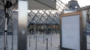 Louvre museum closed as workers begin rolling strike