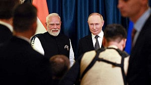 Putin seeks to boost energy, defence exports in India