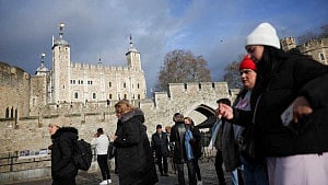 4 held after apple crumble thrown at Tower crown