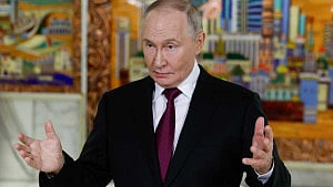Putin threatens to cut Ukraine off from sea