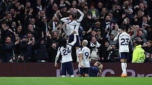 Simons lifts Spurs as Frank praises team unity
