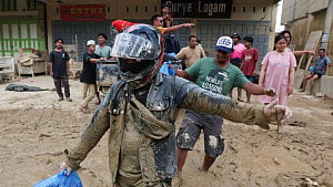 Indonesian military steps up flood relief efforts in Sumatra