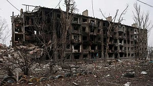 As Russians get closer, some Ukrainians refuse to leave