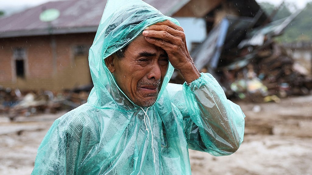 A local resident Abdul Ghani, 57, cries while looking for his wife Marsoni, who has been missing following deadly flash floods in Palembayan, Agam regency, West Sumatra province, Indonesia, Dec 2, 2025. REUTERS/Willy Kurniawan