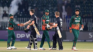 Ravindra, Bracewell star as NZ make Champions Trophy semis