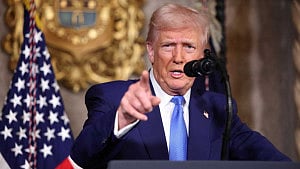 Trump says to introduce 25% tariffs on autos