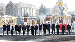 Ukraine hemmed in as US backing frays