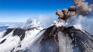 Night trips on Etna volcano raise safety concerns