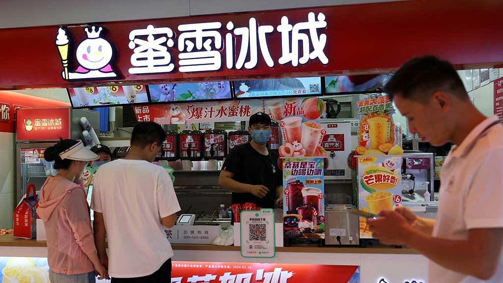 FILE PHOTO: Customers wait at a Mixue Bingcheng bubble tea store at a shopping mall in Beijing, China Sept 19, 2024. REUTERS/Florence Lo/File Photo