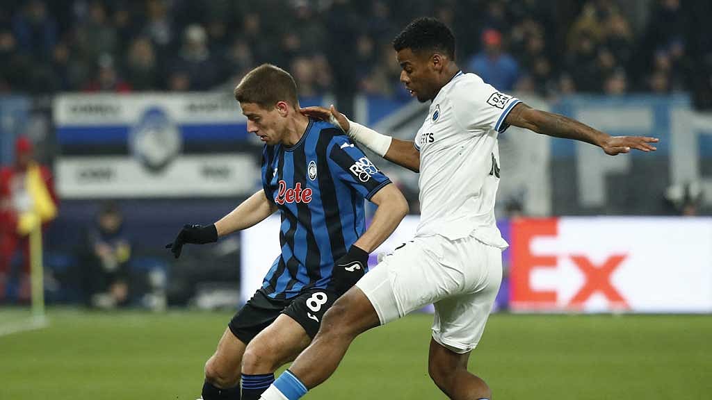 Champions League - Knockout Phase Playoff - Second Leg - Atalanta v Club Brugge - Gewiss Stadium, Bergamo, Italy - Feb 18, 2025 Atalanta's Mario Pasalic in action with Club Brugge's Raphael Onyedika REUTERS/Alessandro Garofalo
