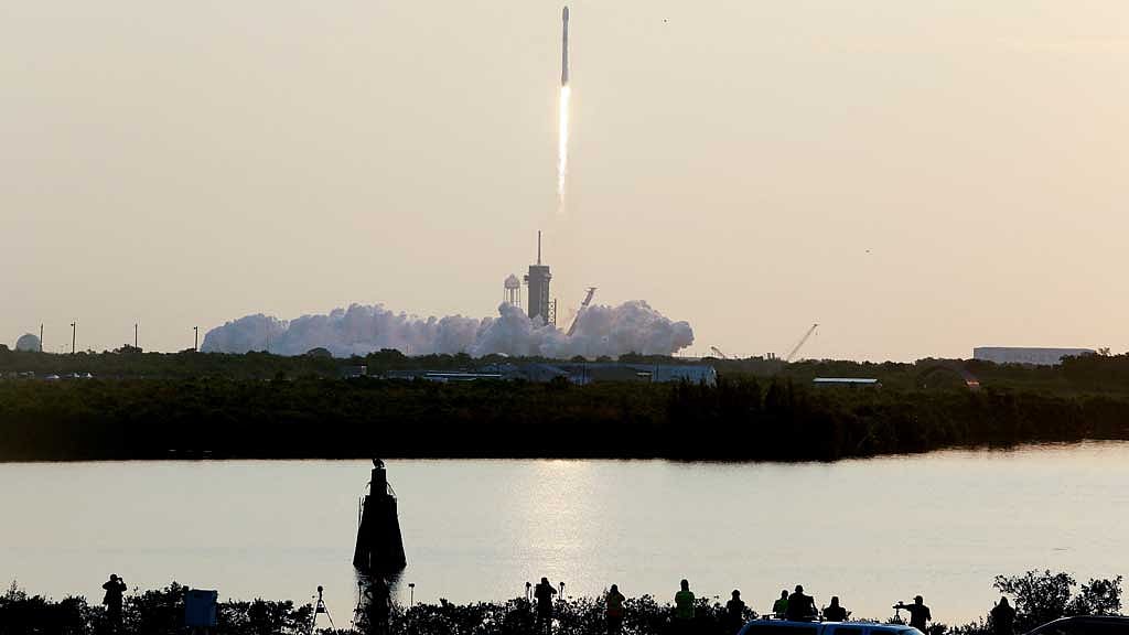 FILE PHOTO: A SpaceX Falcon 9 rocket lifts off carrying 53 Starlink internet satellites, from the Kennedy Space Center in Cape Canaveral, Florida, US May 18, 2022. REUTERS/Joe Skipper/File Photo