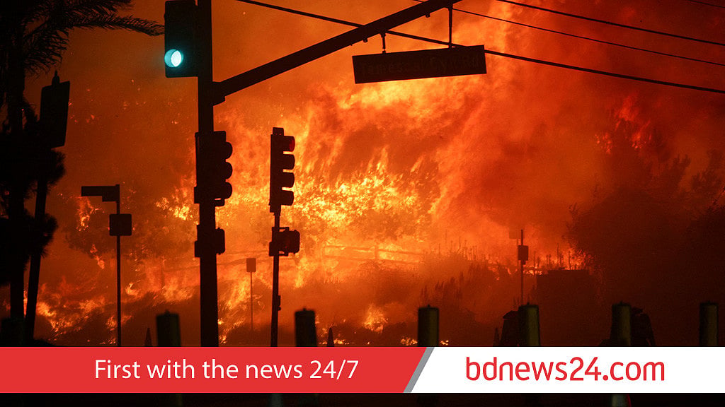 30,000 to evacuate as wildfire rages in Los Angeles