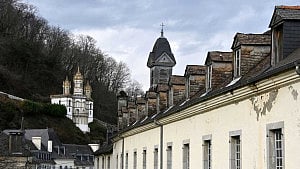 France lawmakers push for better private Catholic school regulation
