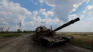 Russian bomb kills 2 in eastern Ukraine