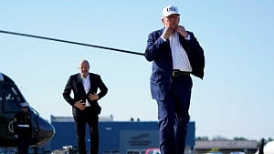Trump eyes Aug 1 trade deals as EU, China talks continue