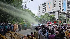 চাকরিচ্যুত বিডিআর সদস্যদের ছত্রভঙ্গে জলকামান-সাউন্ড গ্রেনেড
