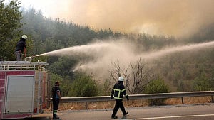 Firefighters struggle to contain Turkey wildfires