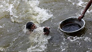 Indian river divers risk health in search for hidden treasures