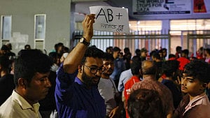 How should blood donors act in times of crisis?