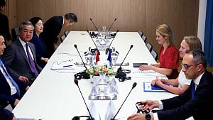 EU presses China on rare earths, Ukraine war