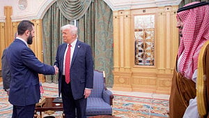Trump lifts sanctions on Syria