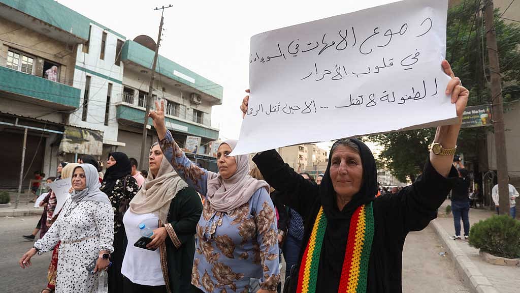 Syrian Kurds attend a protest in solidarity with people in Sweida, after scores of people have been killed this week in violence in and around the predominantly Druze city of Sweida, pitting fighters from the Druze minority against government security forces and members of Bedouin tribes, in Qamishli, Syria July 17, 2025. REUTERS