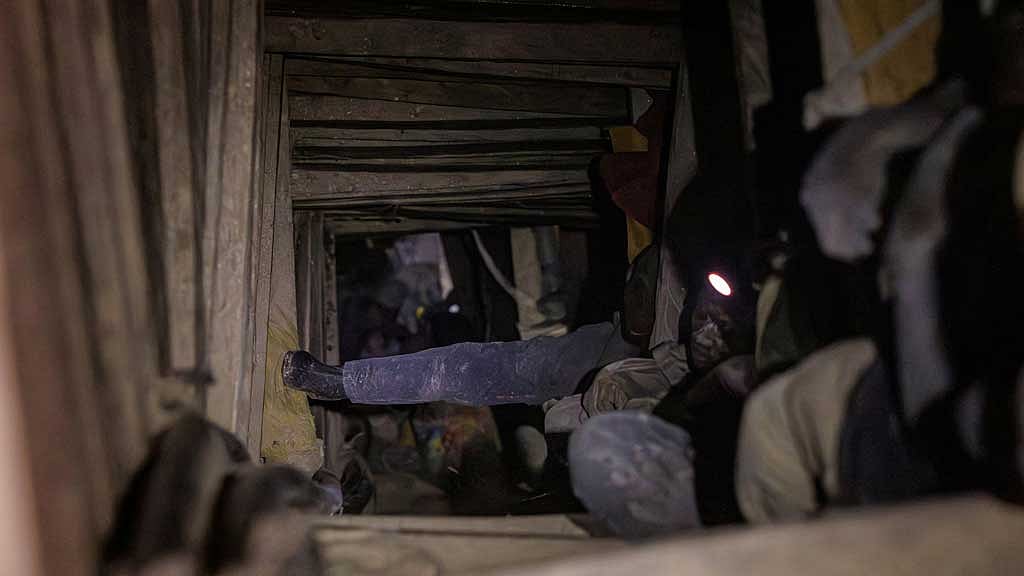 FILE PHOTO: Miners work at the entrance of a shaft at Rubaya coltan mine, near the town of Rubaya, which is controlled by M23 rebels, in the Eastern Democratic Republic of Congo March 24, 2025. REUTERS
