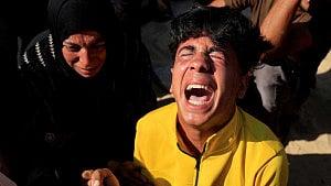 Israel steps up Gaza bombardment