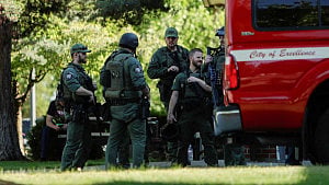 2 firefighters killed in US ambush, suspect dead