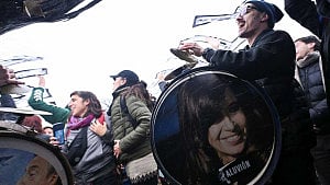 Thousands march in Buenos Aires as Kirchner starts house arrest