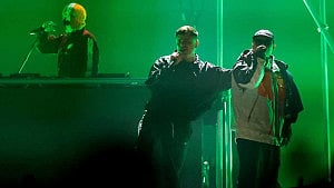 Kneecap leads anti-Keir Starmer chant at Glastonbury