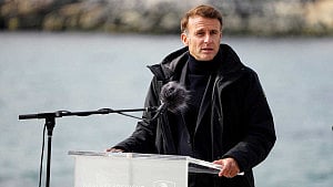 Macron fears regime change chaos as Trump ups threats on Iran