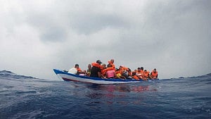 1 dead, more missing after migrant shipwreck off Italy