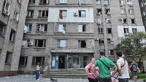 Russian attack kills 17 as Zelensky presses NATO for support