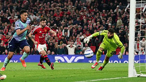 Arsenal title hopes hit again