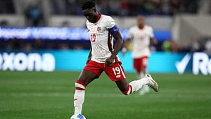 Bayern fume over Davies' injury on international duty