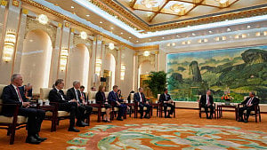 Pro-Trump senator meets Chinese Premier Li