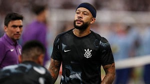 Depay to start for Dutch as De Jong fit