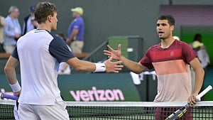 Draper upsets Alcaraz to meet Rune in final