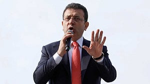 Turkey jails Istanbul mayor before trial