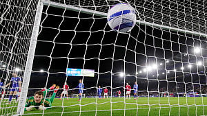 Man Utd beat Leicester 3-0