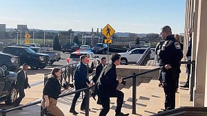 Musk holds Pentagon meeting, wants leakers prosecuted