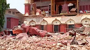 In quake-ravaged Myanmar, a desperate bid to rescue survivors with bare hand