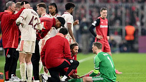 Bayern keeper Neuer sidelined with injury
