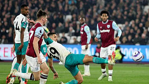 Newcastle go sixth after win at West Ham