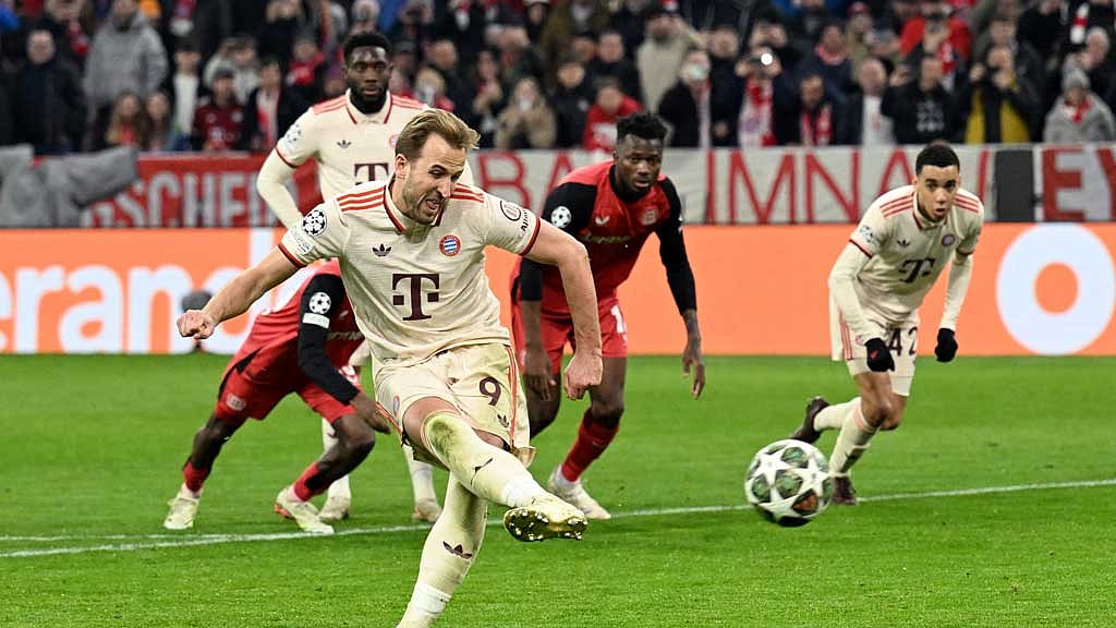 Champions League - Round of 16 - First Leg - Bayern Munich v Bayer Leverkusen - Allianz Arena, Munich, Germany - Mar 5, 2025 Bayern Munich's Harry Kane scores their third goal from the penalty spot REUTERS/Angelika Warmuth