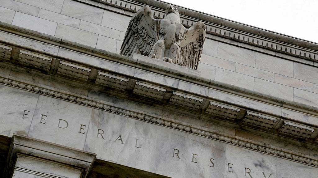 FILE PHOTO: An eagle tops the US Federal Reserve building's facade in Washington, Jul 31, 2013. REUTERS/Jonathan Ernst/File Photo